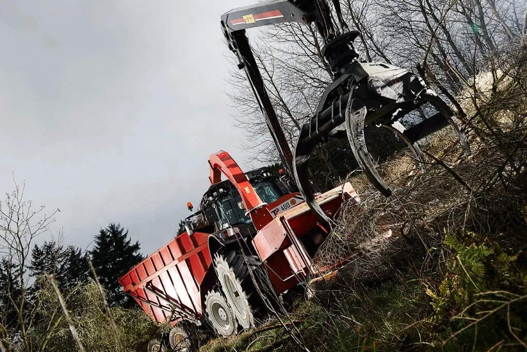 Broyeur-de-branches-dechiqueteuse-de-branches-derriere-tracteur-grue-diametre-400-mm-avec-grue-large-in01
