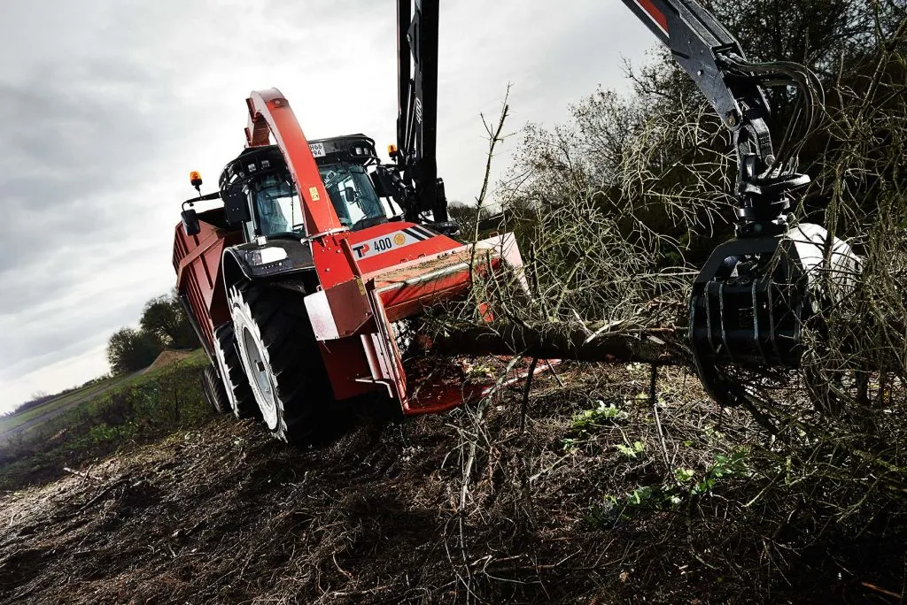 Broyeur-de-branches-dechiqueteuse-de-branches-derriere-tracteur-grue-diametre-400-mm-avec-grue-large-out01