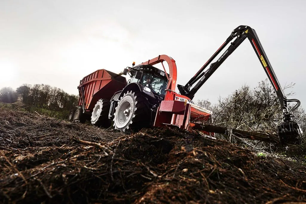 Broyeur-de-branches-dechiqueteuse-de-branches-derriere-tracteur-grue-diametre-400-mm-avec-grue-large-out02