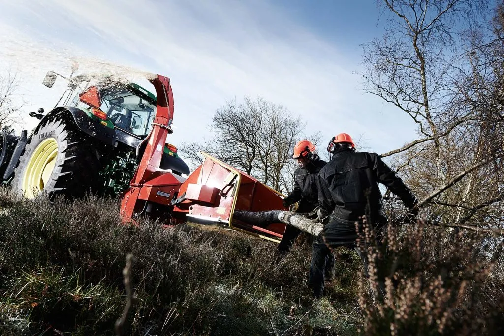 Broyeur-de-branches-derriere-tracteur-dechiqueteuse-de-branches-derriere-tracteur-sur-prise-de-for-large-out02