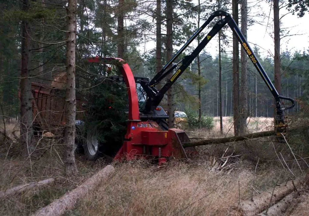 Broyeur-de-branches-derriere-tracteur-grue-diametre-270-mm-avec-grue-large-out02